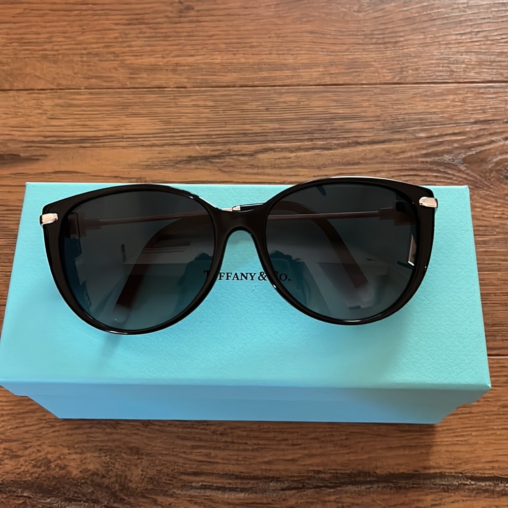 Brand new pair of authenticTiffany & co sunglasses TF4178